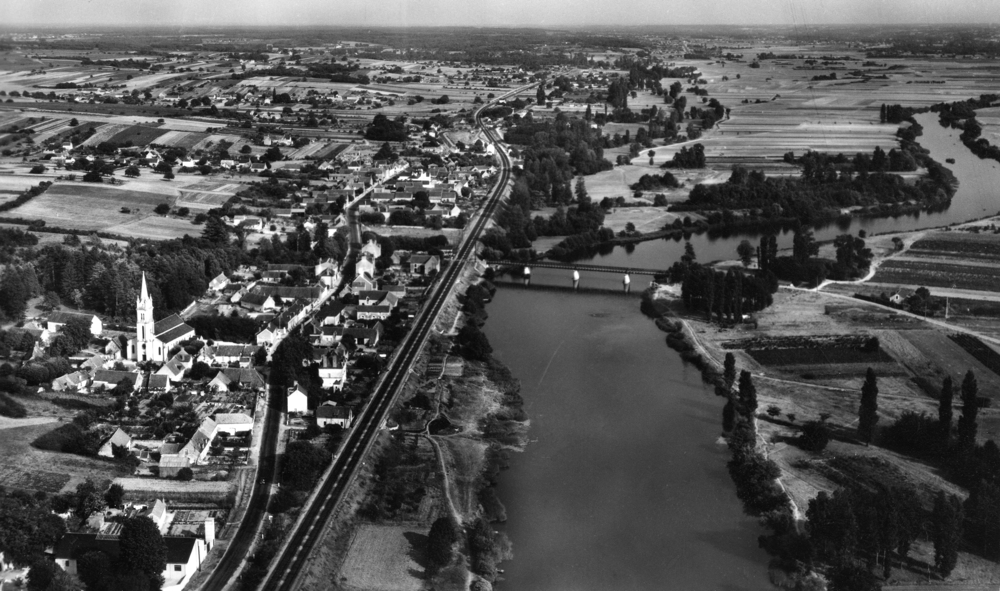 Thésée : de gauche à adroite, la rue Nationale, la voie ferrée et le Cher. Carte postale années 1950-1960. Collection Mémoire Vive.