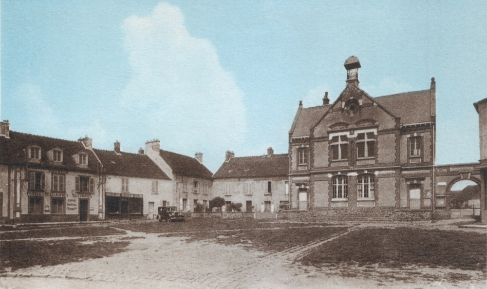 Touquin. La Poste et la mairie dans les années 1920. Carte postale colorisée, collection Mémoire Vive.