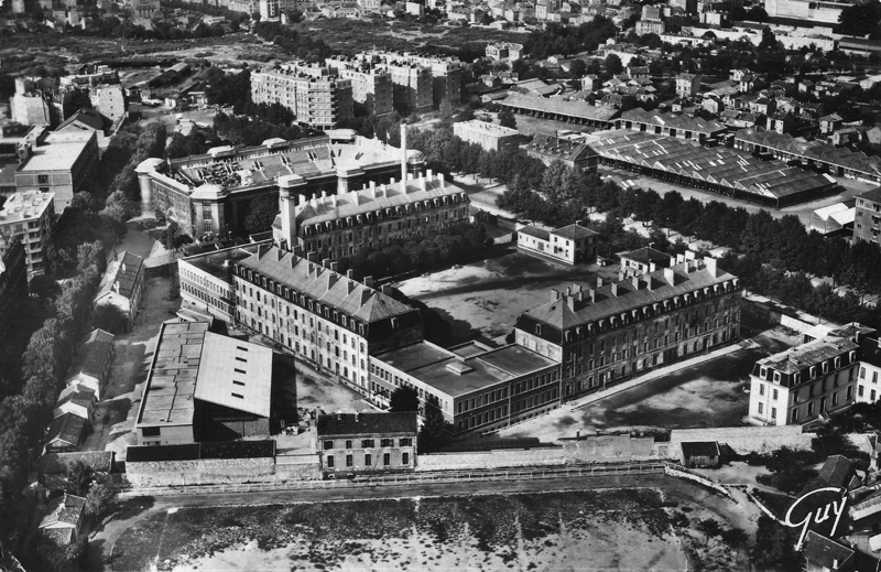 La caserne des Tourelles, vers la Porte des Lilas, entre l’avenue Gambetta, à gauche, et le boulevard Mortier. Carte postale d’après guerre. Coll. Mémoire Vive.