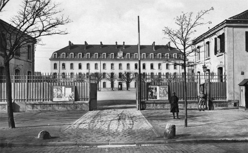 La caserne des Tourelles, boulevard Mortier, avant guerre. Partagée avec l’armée allemande au début de l’occupation, elle servit surtout à interner les « indésirables étrangers ». Carte postale. Collection Mémoire Vive.