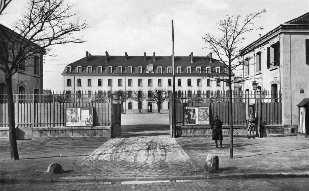 La caserne des Tourelles, boulevard Mortier, avant guerre. Partagée avec l’armée allemande au début de l’occupation, elle servit surtout à interner les « indésirables étrangers ». Carte postale. Collection Mémoire Vive.