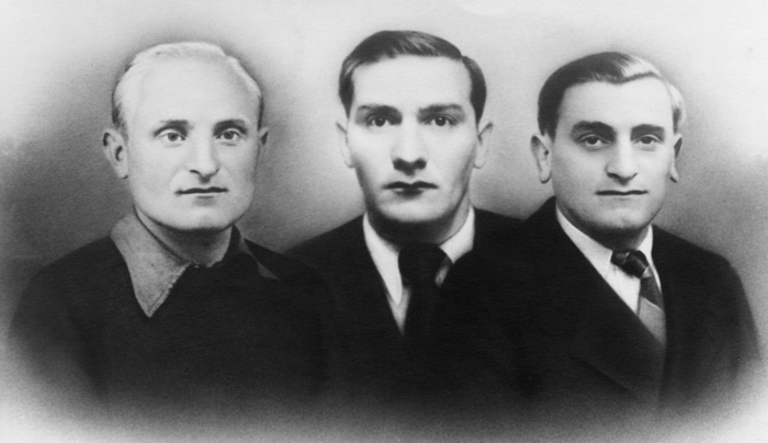 Au Tréport. Pierre Bertolino est assis à droite, les jambes couverte d’un tablier ou d’un torchon blanc. Collection Danièle Laresse. Droits réservés.