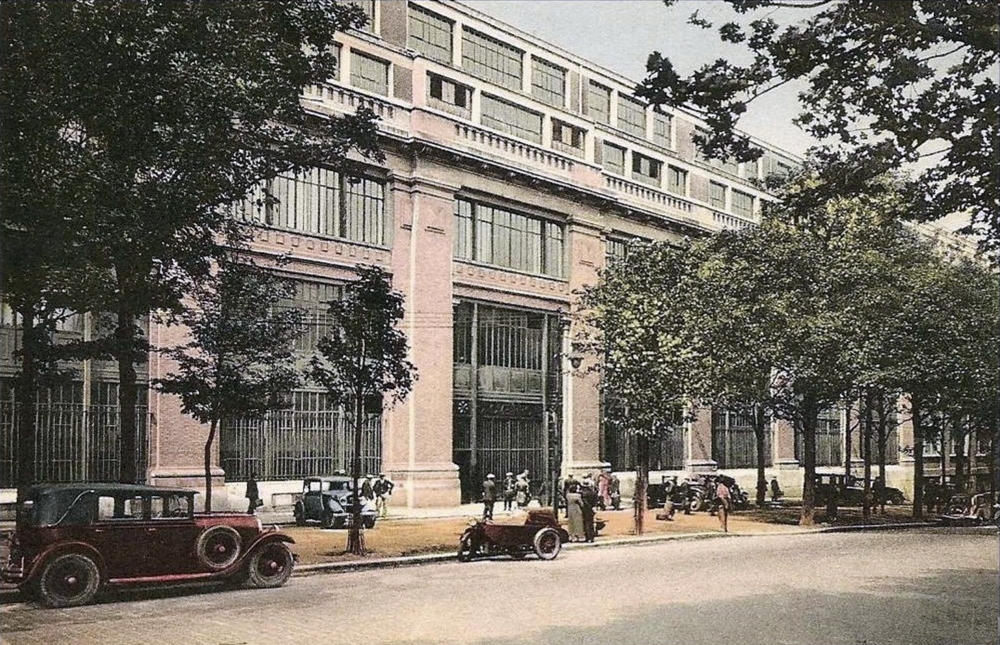 L’usine Gnome et Rhône du boulevard Kellerman (Paris 13e). Carte postale colorisée des années 1920.