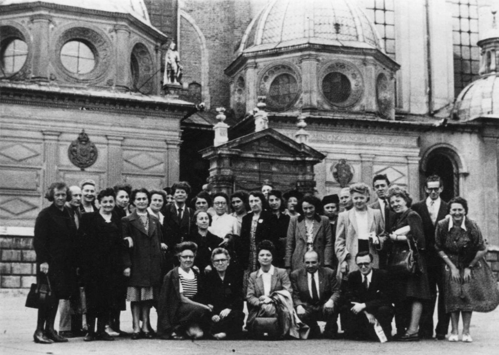 Le groupe sur l’esplanade du château de Cracovie, une autre étape de visite. Thérèse Vieuge, est debout tout à gauche cette fois-ci. © Collection Dominique Martin. Droits réservés.