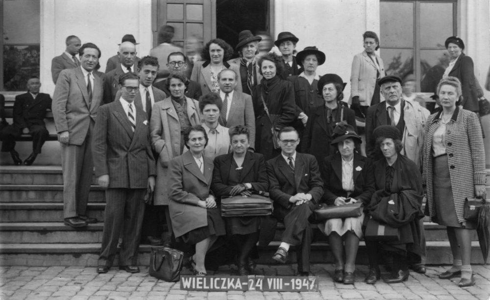 Le groupe de “pélerins mémoriels” devant l’entrée de la mine de fer de Wieliczka, une étape du circuit proposé aux visiteurs à proximité d’Auschwitz. Thérèse Vieuge, en vêtements de deuil, est assise au premier rang tout à droite. © Collection Dominique Martin. Droits réservés.