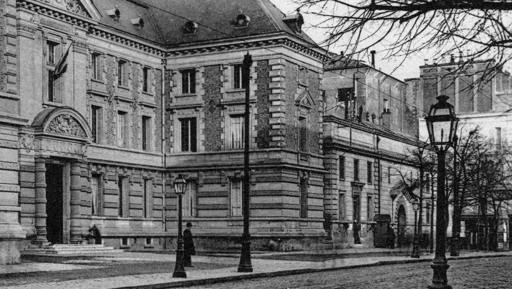 Versailles, la Palais de Justice et la Maison d’arrêt. Carte postale oblitérée en 1910. Collection Mémoire Vive.