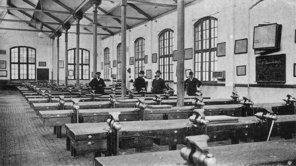 Vierzon. Atelier d’ajustage de l’École nationale professionnelle Henri Brisson. Carte postale des années 1900. Collection Mémoire Vive.