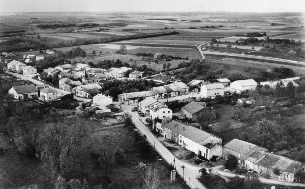 Ville-sur-Cousances, dans les années 1950. Carte Postale. Collection Mémoire Vive.
