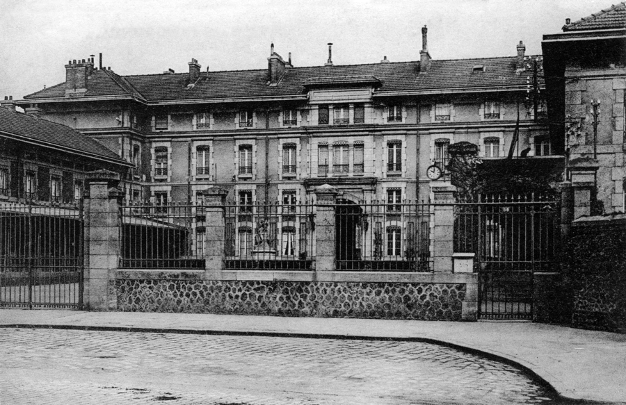 Entrée de l’asile de Villejuif (auj. hôpital Paul Guiraud). Carte postale oblitérée fin août 1930. Coll. Mémoire Vive.