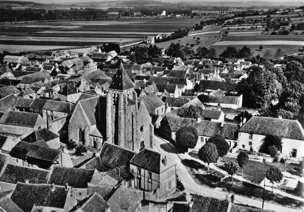 Villemanoche. Carte postale des années 1950. © Éditions La Pie. Collection Mémoire Vive.