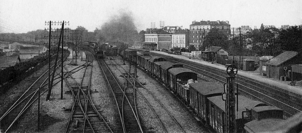 Villeneuve-Saint-Georges. La gare, en bordure de Seine, à gauche. Carte postale oblitérée en octobre 1945, mais certainement éditée avant guerre. Coll. Mémoire Vive.