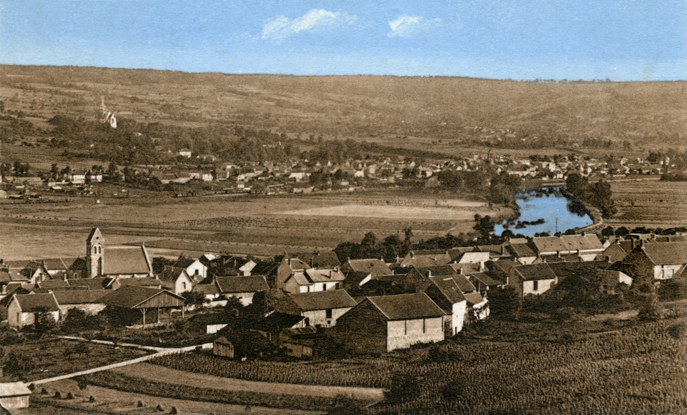 Le village de Vincelles. Au deuxième plan, la Marne et Dormans. Carte postale. Collection Mémoire Vive.
