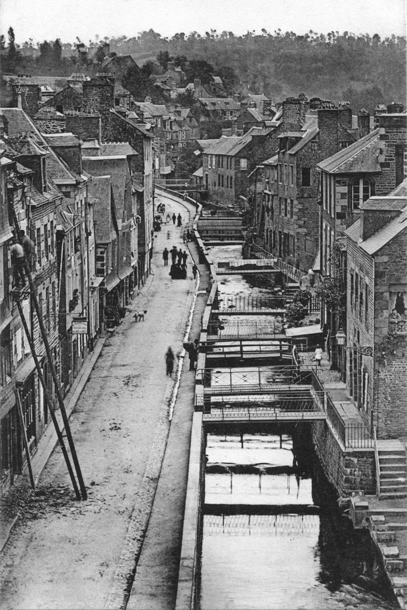 Vire, la rue aux Teintures dans les années 1900. Carte postale. Collection Mémoire Vive.