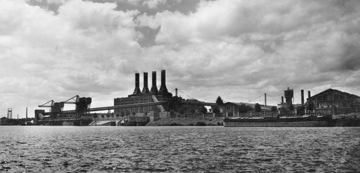 La centrale électrique des “Quatre cheminées” en bordure de la Seine. Carte postale. Collection Mémoire Vive.