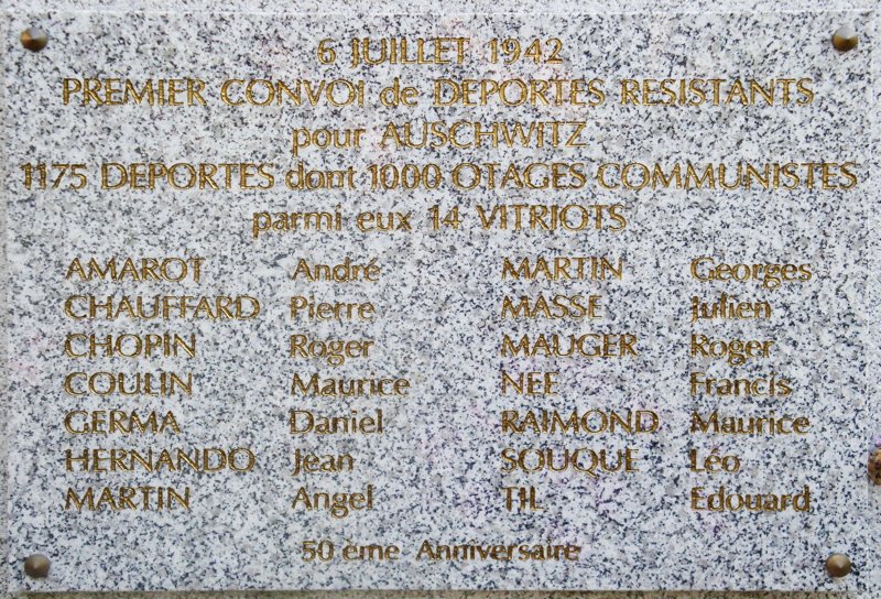 La plaque apposée pour le 50e anniversaire de la libération des camps (avril 1995).