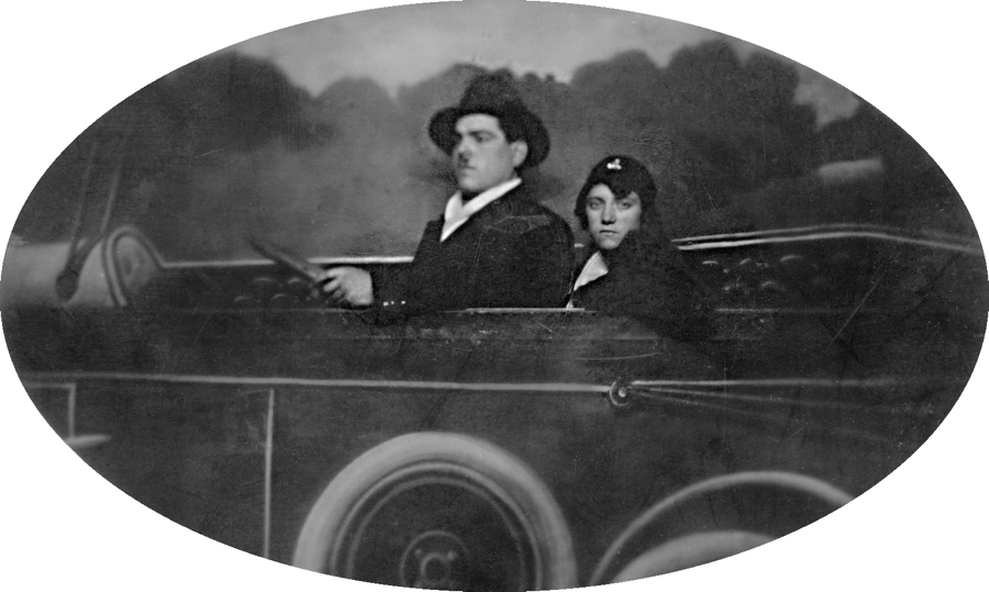 Clarin et Raymonde Baixas, photographiés dans un décor. Droits réservés.