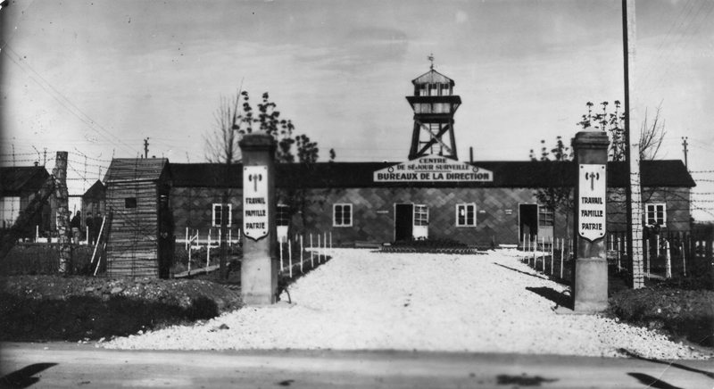 Entrée du camp de Voves. Date inconnue, probablement après mars 1943. Musée de la Résistance nationale (MRN). Champigny-sur-Marne.