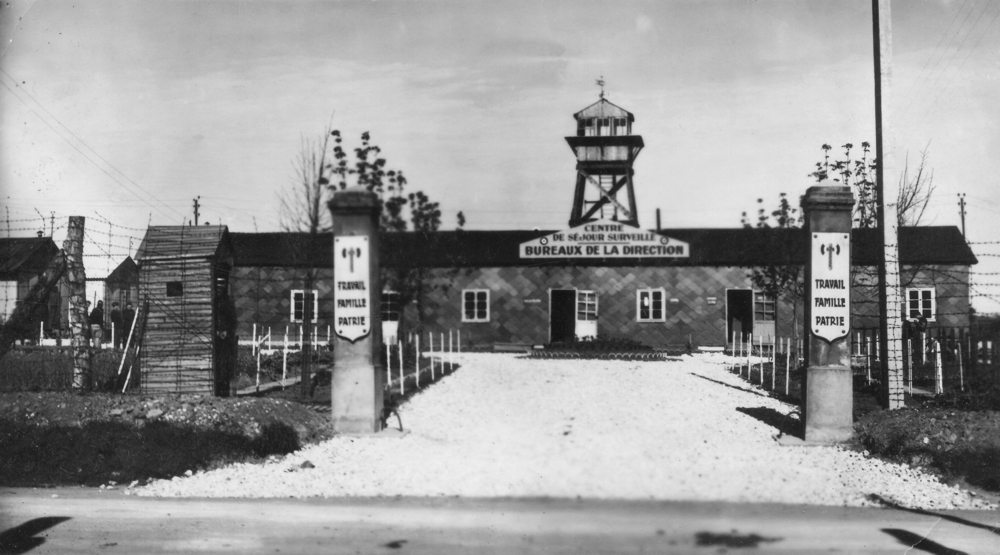 Entrée du secteur administratif du camp de Voves. Date inconnue, probablement après mars 1943. Musée de la Résistance Nationale, Champigny. Fonds de l’Amicale Voves-Rouillé-Châteaubriant. Droits réservés.