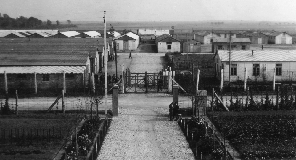 Entrée du camp de Voves. Date inconnue, probablement après mars 1943. © Musée de la Résistance Nationale, Champigny, fonds de l’Amicale Châteaubriant-Voves-Rouillé.