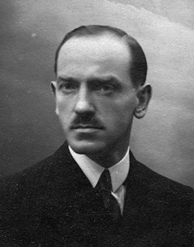 Yves Dumont dans les années 1930. La cicatrice sous son œil gauche n’est pas perceptible. © Collection Annick Davisse.